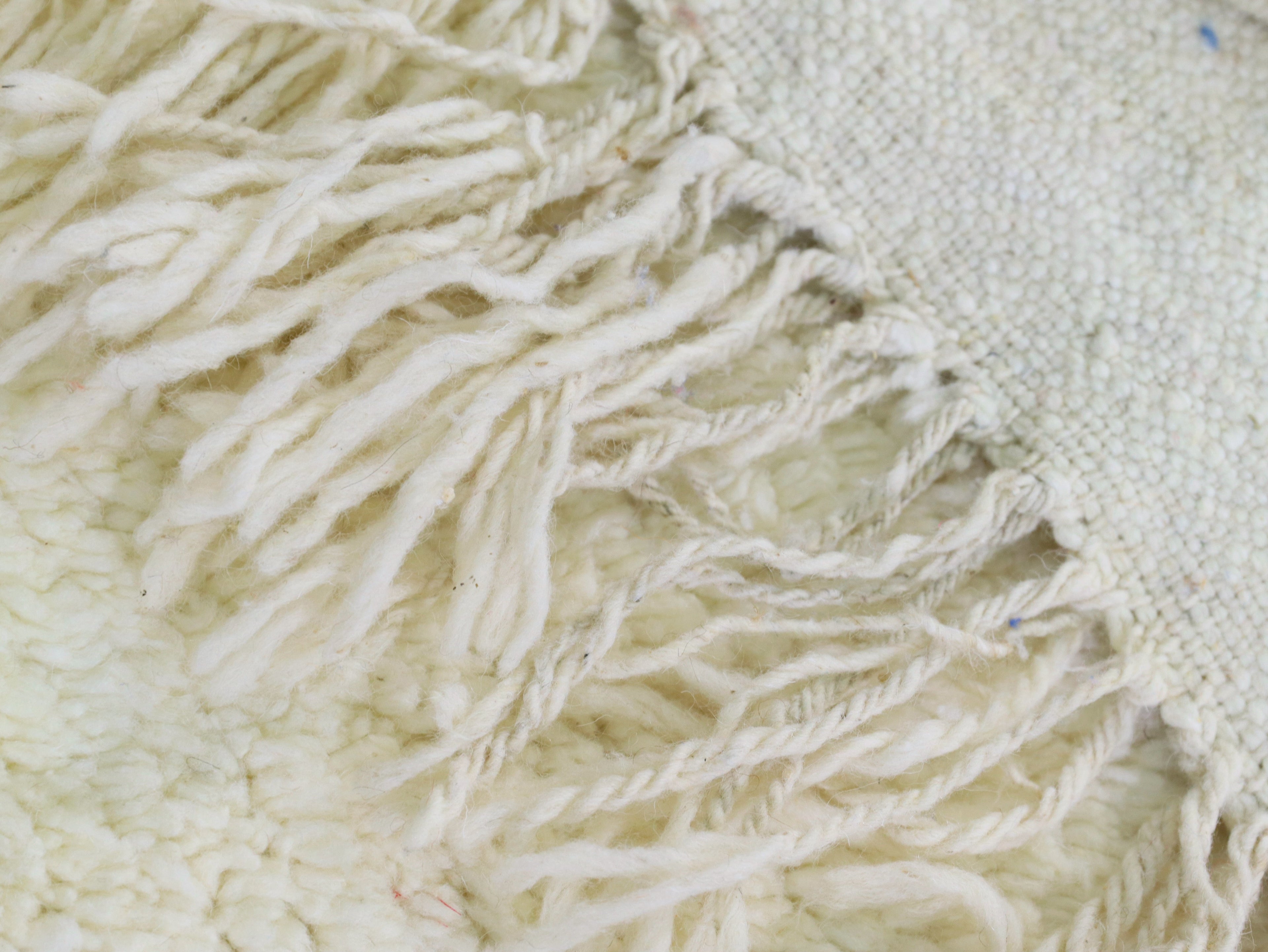 ivory white Moroccan Rug - 5x8 - A60