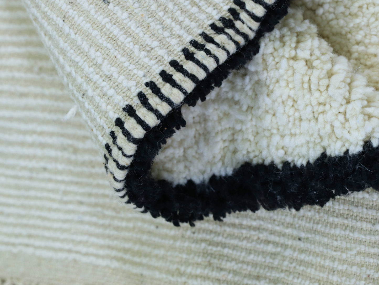 Minimalist Cream with Black Accents 6x9 - A8