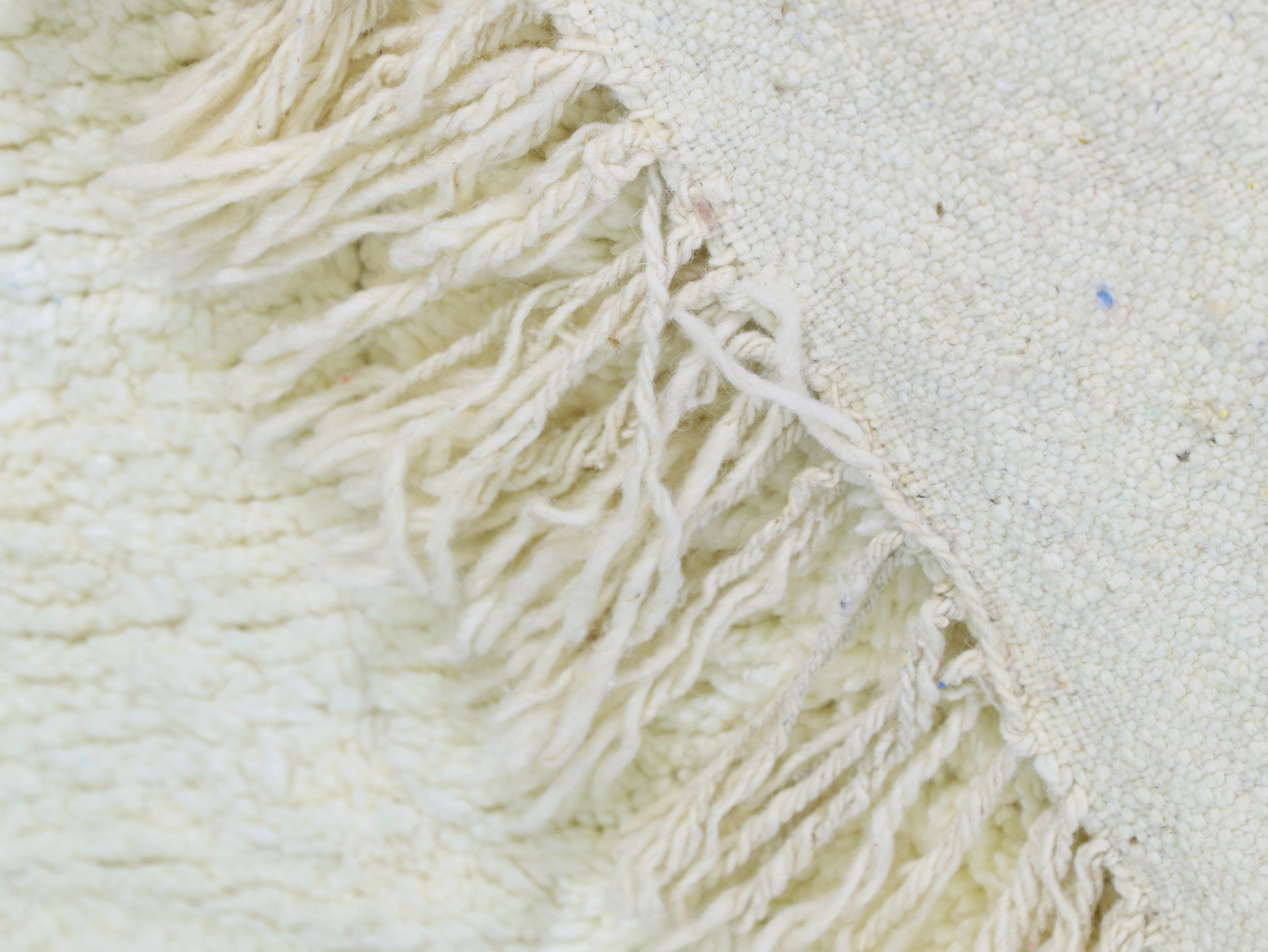 ivory white Moroccan Rug - 5x8 - A60