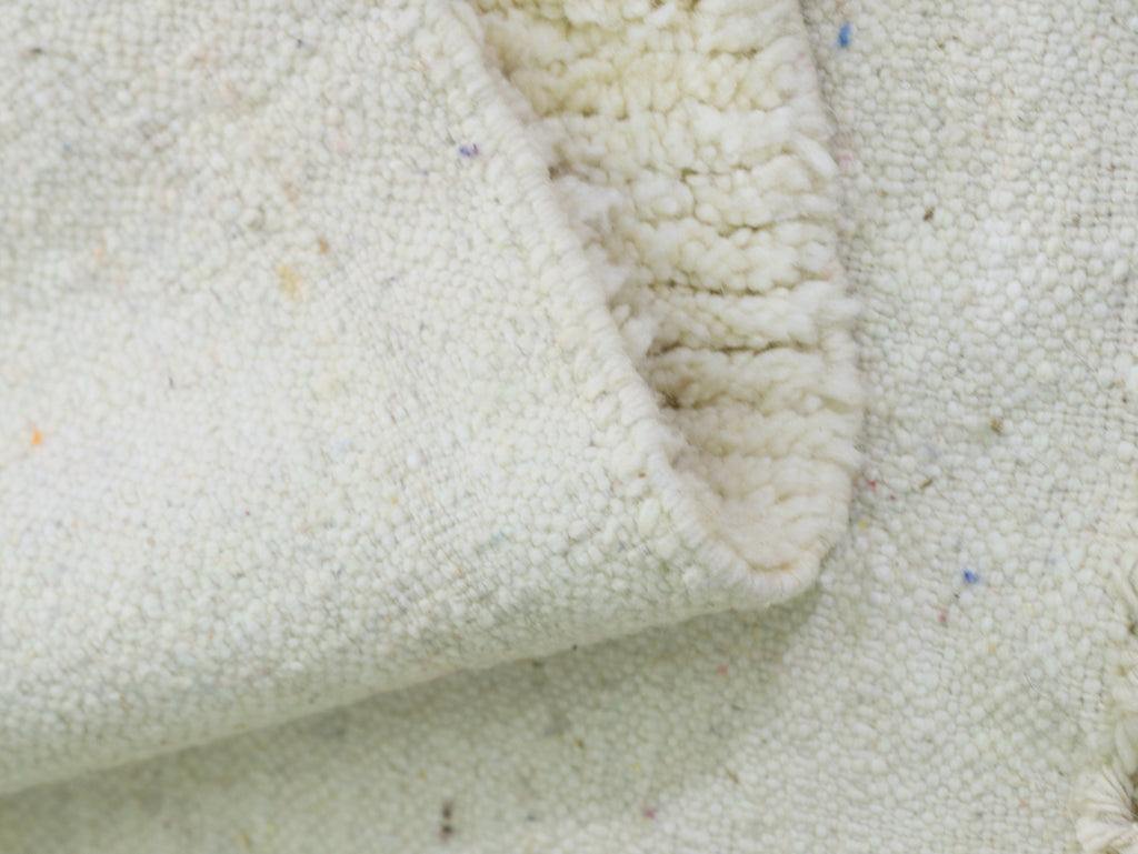 ivory white Moroccan Rug - 5x8 - A60